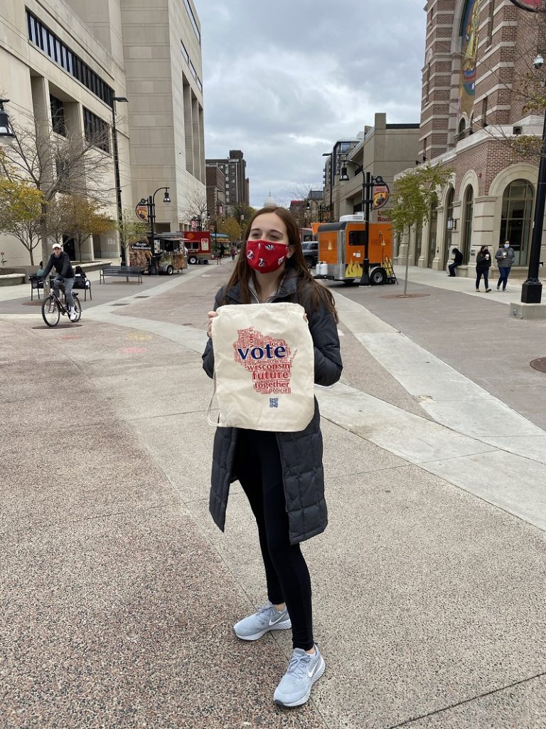 Abby VanOoyen showing off on of the FIG's bags during a distribution event on Library Mall. Photo by Grace Bauernfeind